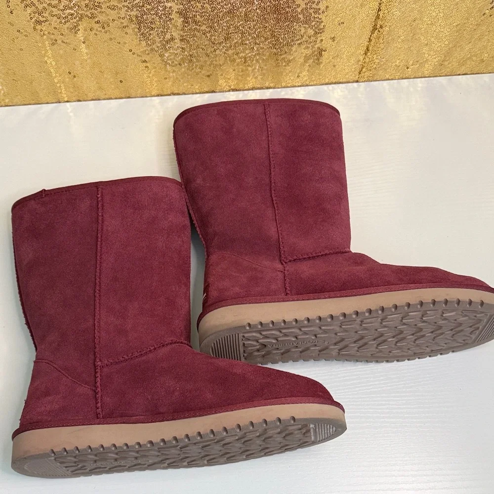 Koolaburra Women's mid calf Burgundy Suede with faux fur lining Boots